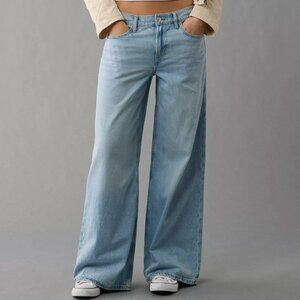 AE Women's Dreamy Drape Strigid Low-Rise Ultra Wide-Leg Jean, Lt Aglow, 2S, NWOT